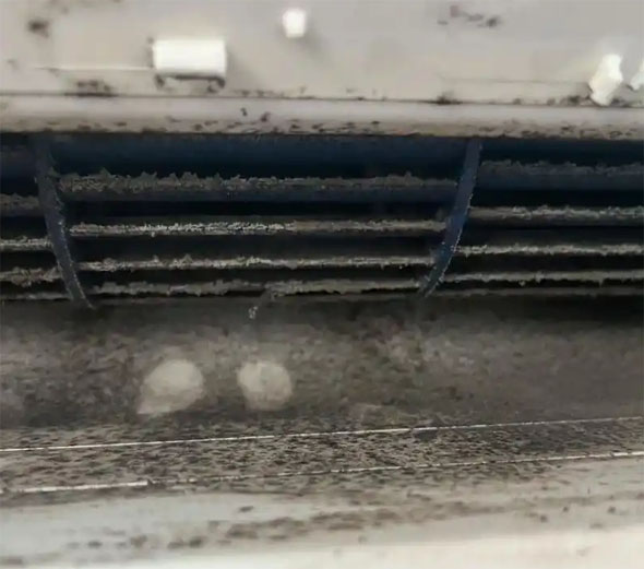 下陆空调吹的风有股烧焦味是怎么回事